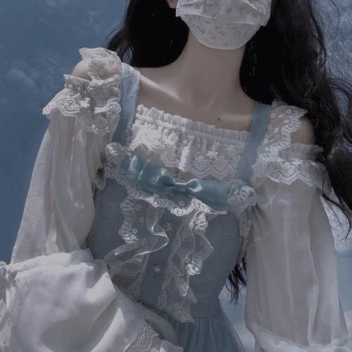 随盲柳入眠的女人